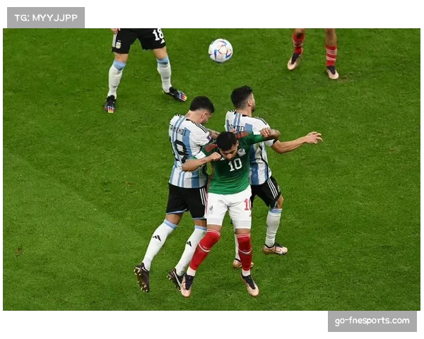 阿根廷梅西回撤组织 麦卡利斯特前插制造进攻纵深